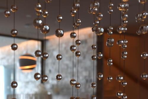 a bunch of chandeliers hanging from a ceiling at AlpenGold Hotel Davos in Davos