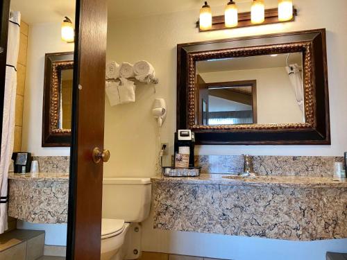 Un baño de Best Western Sheridan Center