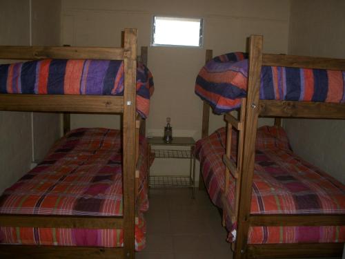 um quarto com 2 beliches e uma janela em Cabaña Las Candelas em Potrerillos