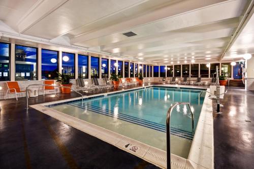 a large swimming pool in a hotel lobby at Holiday Inn Lancaster by IHG in Lancaster