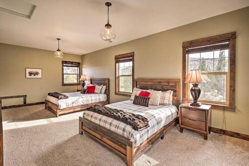 Katil atau katil-katil dalam bilik di Modern Eagle Crest Escape with Patio and 2 Balconies!