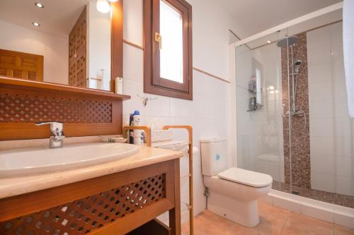 Koupelna v ubytování Villa Heno 6 - sea view - by Holiday Rentals Villamar