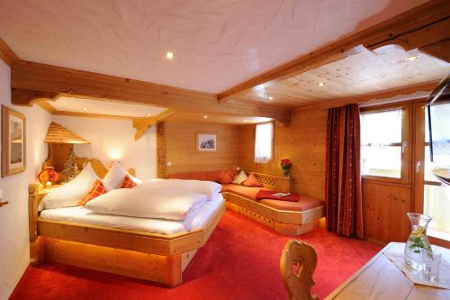 Postel nebo postele na pokoji v ubytování Genusshotel Vermala Montafon