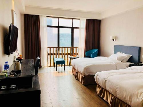 Postel nebo postele na pokoji v ubytování Emei Mountain Xileer Hotel