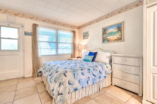 een slaapkamer met een bed en een raam bij Tropic Terrace #16 - Beachfront Rental apts in St Pete Beach