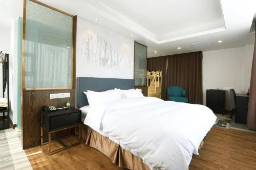 Postel nebo postele na pokoji v ubytování Emei Mountain Xileer Hotel