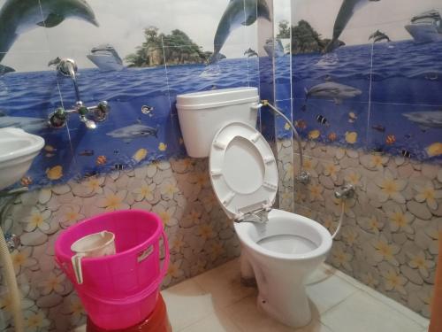 La salle de bains est pourvue de toilettes et d'un lavabo. dans l'établissement Tapasya Home Stay, à Dehradun