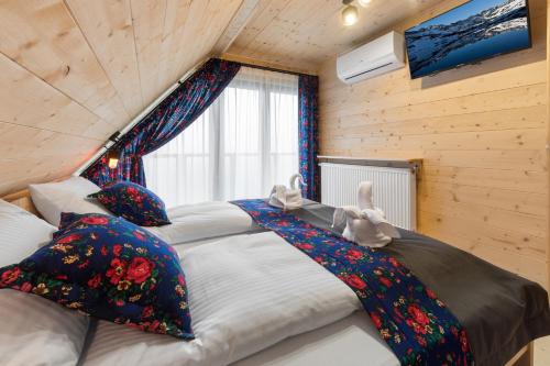 Un pat sau paturi într-o cameră la Chaty u Wiktora