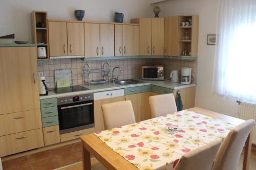 A kitchen or kitchenette at Appartements-Ella