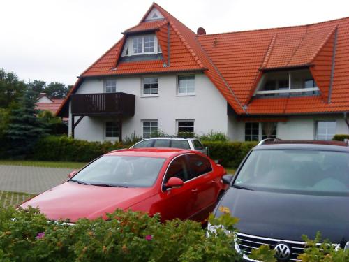 two cars parked in front of a house at K&S Ferienwohnungen in Dierhagen