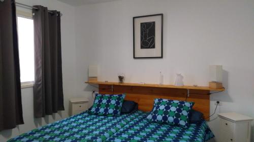 Un pat sau paturi într-o cameră la Los Arcos 304, Puerto del Carmen Lanzarote