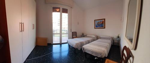 um quarto com duas camas e uma janela em casa maya em Recco