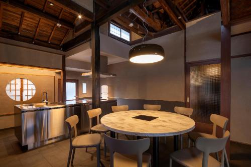 - une cuisine et une salle à manger avec une table et des chaises dans l'établissement Osaka Sakainoma hotel Hama, à Sakai