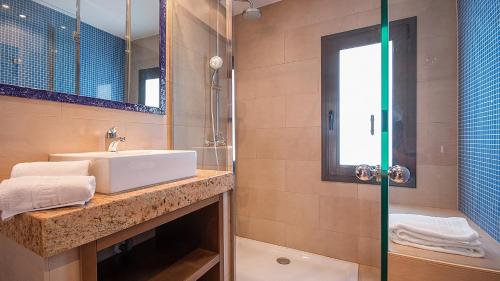 Bilik mandi di TarracoHomes, TH52 Villa Lighthouse con Piscina Privada, Terraza, y Vistas al Mar