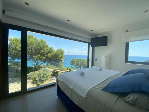 Katil atau katil-katil dalam bilik di TarracoHomes, TH52 Villa Lighthouse con Piscina Privada, Terraza, y Vistas al Mar