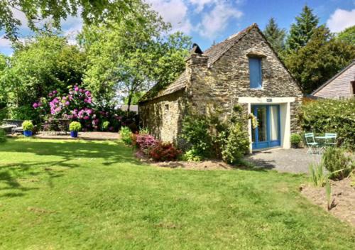 Taman di luar Hayloft at Kergudon Gîtes, Couples' gîte with pool