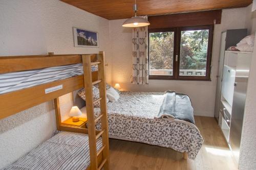 Двухъярусная кровать или двухъярусные кровати в номере JANDRI 4 Appartement 6 personnes -38860 Les 2 Alpes - Pied des pistes