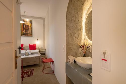 un bagno con lavandino e una camera con un letto di Villa Kabala a Szigliget