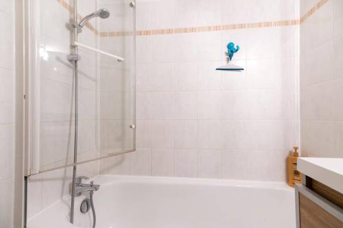 La salle de bains est pourvue d'une douche, d'une baignoire et d'un lavabo. dans l'établissement Nice Studio Near Mickey, Disneyland at 5mn, à Montévrain