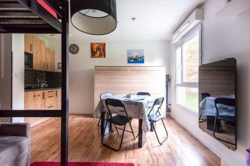 une cuisine et une salle à manger avec une table et des chaises dans l'établissement Nice Studio Near Mickey, Disneyland at 5mn, à Montévrain