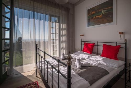 Un pat sau paturi într-o cameră la Villa Kabala