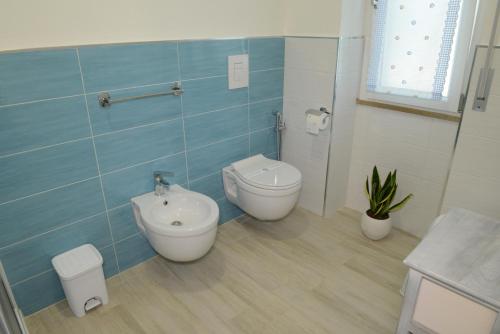 łazienka z toaletą, bidetem i umywalką w obiekcie B&B LaMarina w mieście Alghero