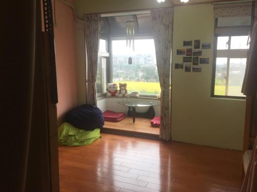 a room with a door open to a room with a window at Johnnie's Inn in Longtan