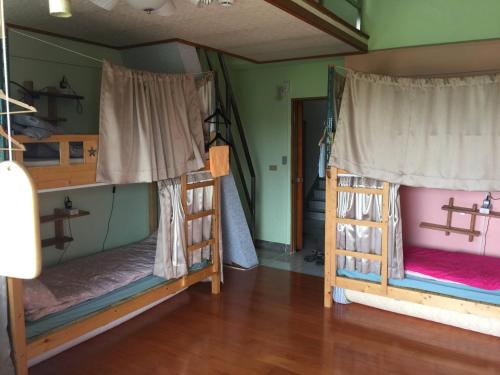 Bunk bed o mga bunk bed sa kuwarto sa Sān kēng lǎo diē 桃園市民宿065號