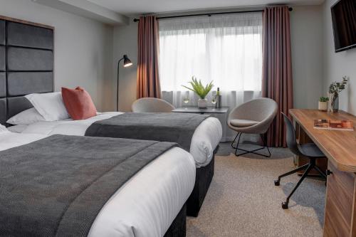 Un pat sau paturi într-o cameră la Mytton Fold Hotel, Ribble Valley