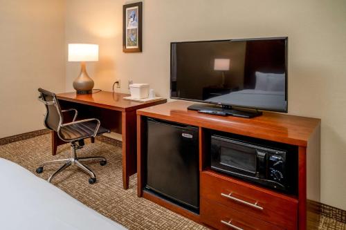 Μια τηλεόραση ή/και κέντρο ψυχαγωγίας στο Comfort Inn & Suites Grundy