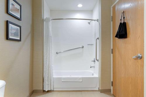 Ένα μπάνιο στο Comfort Suites Marysville-Yuba City