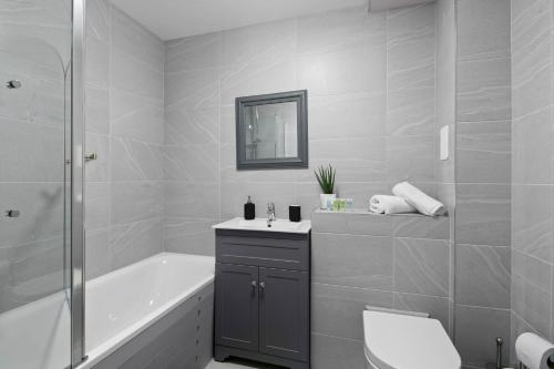Un baño con bañera, inodoro y lavabo. en Spacious & Cosy, Netflix, Parking, Colindale Station, en Hendon