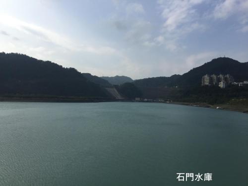 a large body of water with mountains in the background at Johnnie's Inn in Longtan