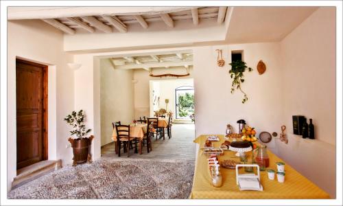 cocina y sala de estar con mesa y sillas en Agriturismo Antico Baglio, en Paceco