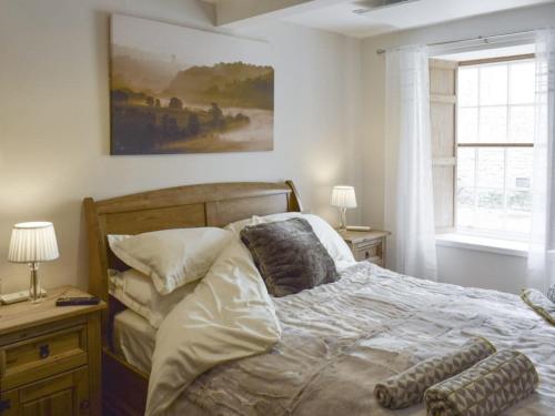 una camera da letto con un letto e un dipinto sul muro di Upside Down Cottage a Richmond