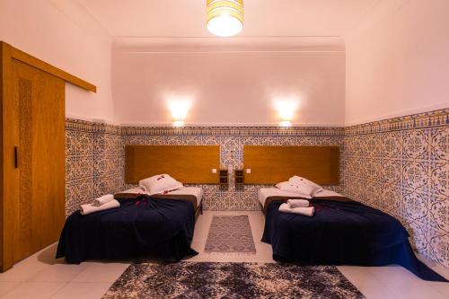 מיטה או מיטות בחדר ב-Hotel Toulousain