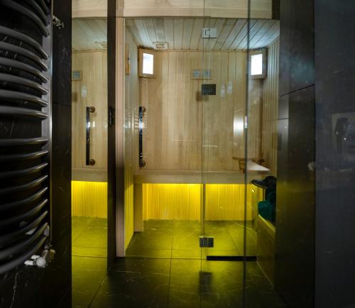 Koupelna v ubytování Ekskluzywny Apartament z prywatną sauną Jodłowa 12 widok na Skrzyczne