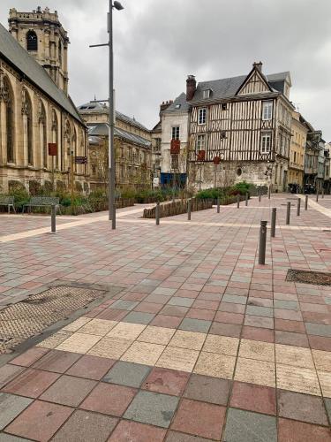 une place de la ville avec des bâtiments et une rue avec des bancs dans l'établissement Studio centre ville -001, à Rouen