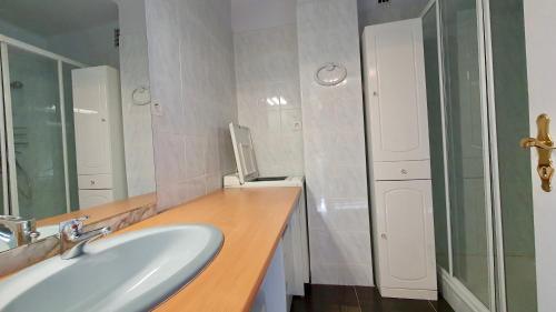 une salle de bain avec un lavabo et un miroir dans l'établissement 3* balcon vue lac commerces et plage à 100m, à Annecy