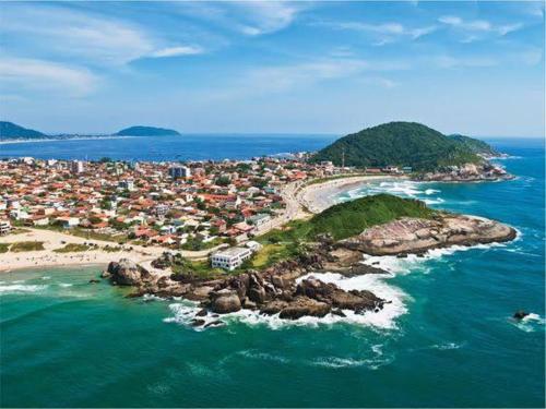 an island in the middle of the ocean with houses at Casa Enseada/Prainha/Praia Grande in São Francisco do Sul