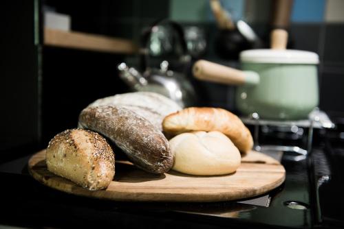 een snijplank met verschillende soorten brood erop bij Aan de Molenberg in Broekhuizen