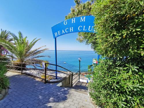 a sign for a beach club next to the ocean at Grand Hotel Del Mare Resort & Spa in Bordighera