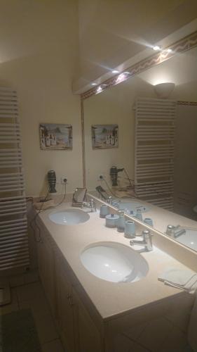 a bathroom with two sinks and a large mirror at Villa Cottage Reine, RC Jardin in Cannes