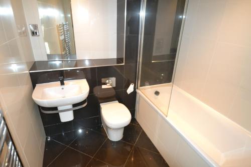 a bathroom with a sink and a toilet and a shower at Sleeps up to 6, single beds available with perfect city centre location for work or leisure, Amazing city views! in Sheffield