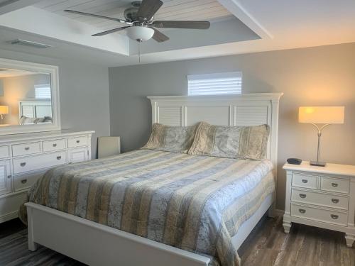 1 dormitorio con 1 cama y ventilador de techo en Island House Beach Resort 24, en Siesta Key