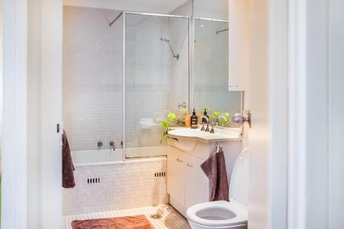 Bathroom sa Bondi Cloud Surf House by Sydney Dreams