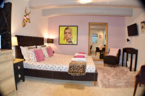 sypialnia z łóżkiem i salon w obiekcie Artistic Antibes Apartment w mieście Antibes