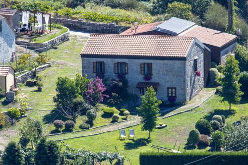 an aerial view of a house with a yard at A Cantaruxa Maruxa Turismo Rural in Mondariz