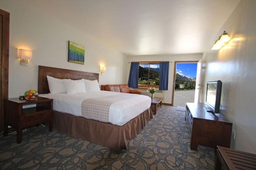 Кровать или кровати в номере Mount Princeton Hot Springs Resort