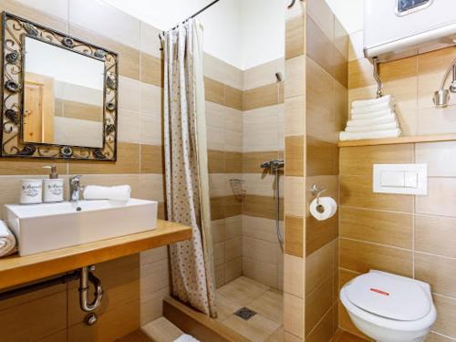 Ένα μπάνιο στο Tóth Vendégház és Apartmanház Újfehértó